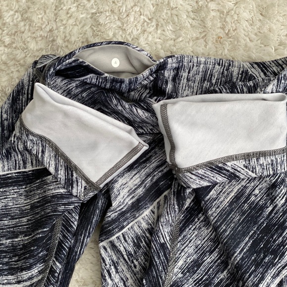 Lululemon abstract capri - Picture 4 of 4